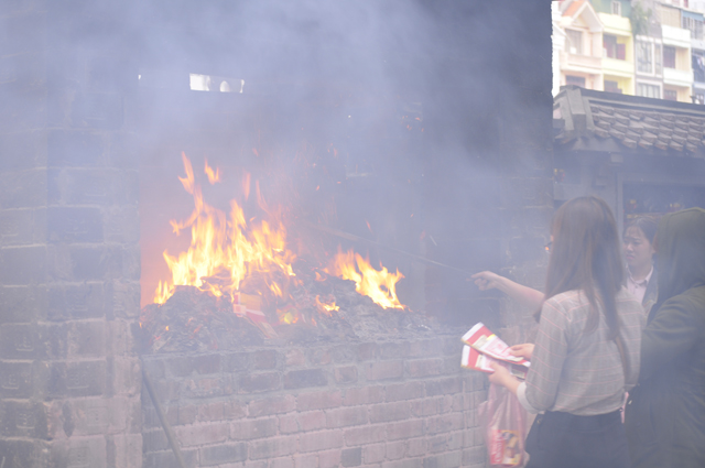 Giới trẻ nô nức đến chùa Hà cầu duyên, lò đốt vàng mã rừng rực lửa